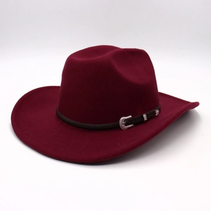 Dettaglio cappello in feltro rosso scuro con cinturino in pelle e fibbia argentata