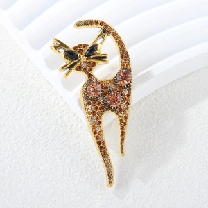 Retro cat brooch with champagne rhinestones and vintage gold plating for women