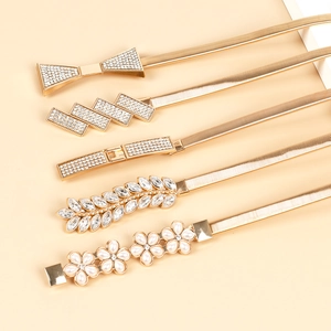 Schicke Damen-Stretch-Metallgürtel in Gold mit fünf eleganten Schließen und Strasssteinen
