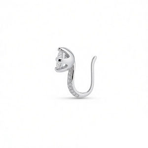 Boucle d'oreille clip argentée avec zircon marquise et pavage sur fond blanc pur