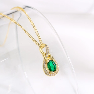 Dettaglio della collana placcata oro 18K con zircone smeraldo ovale e cuore