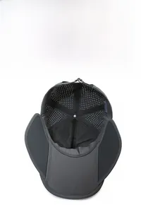 Gros plan sur le chapeau gris montrant les trous de ventilation et la doublure en mesh
