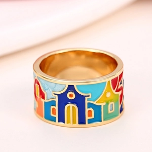 Détail de la bague en émail coloré avec motifs de maisons et finition plaquée or fin