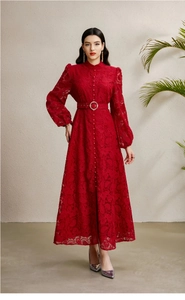 Détails de la robe longue en dentelle rouge avec manches bouffantes et ceinture en strass