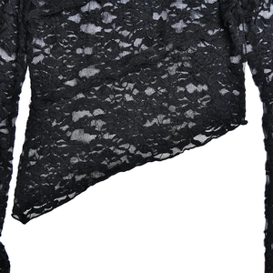 Detailansicht aus schwarzer floraler Spitze mit Glockenärmeln und asymmetrischem Saum