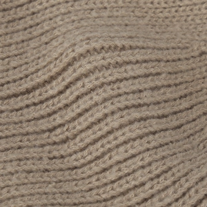 Gros plan sur la maille côtelée épaisse kaki montrant la texture douce et élastique