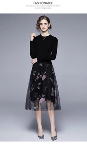 Dettaglio del ricamo a farfalla multicolore su gonna in tulle nero e maglia in maglia