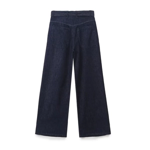 Vue détaillée du jean en denim indigo profond à jambe large avec poches arrière