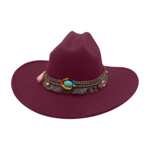 Détail d'un chapeau de cowboy en laine prune avec ruban ethnique et pierre turquoise