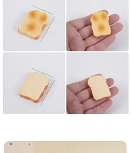 Gedetailleerde weergave van de 4 cm mini PVC simulatie toast met realistische texturen