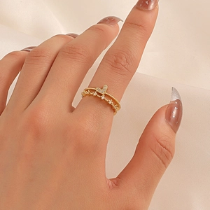 Anello aperto a doppio strato in oro 18K con corona a cuore e micro zirconi