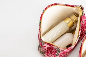 Dettaglio della borsa trucco floreale rosa con zip scorrevole e interno capiente