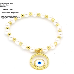 Detailansicht eines 18k Gold-Evil-Eye-Anhängers mit Emaille auf einem Perlenarmband