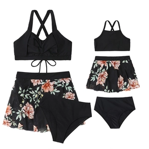 Maillot de bain assorti mère fille avec haut noir et jupe en tulle à fleurs orange