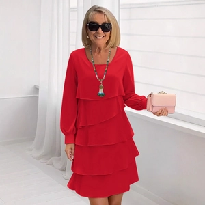 Elegante abito rosso a strati a maniche lunghe da donna con un girocollo minimalista