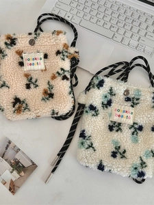 Simpatica borsa a tracolla floreale in peluche con tracolla in corda regolabile