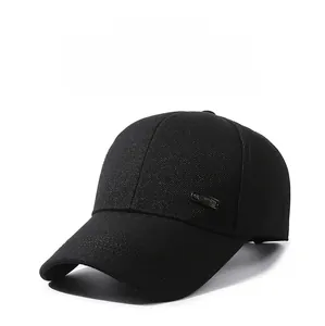 Détail de casquette de baseball noire avec logo en métal et lettrage sport gaufré