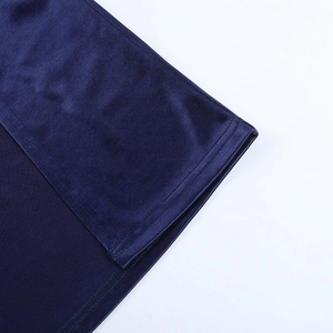 Dettaglio dell'abito in raso blu navy che mostra la trama del tessuto e cuciture rifinite