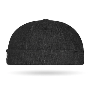 Cappello docker nero in denim con scritte bianche ricamate per uno stile urban chic