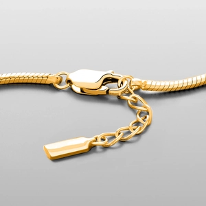 Détail du bracelet chaîne serpent dorée avec fermoir mousqueton et rallonge réglable
