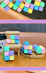 Kreativer Schlüsselanhänger mit mechanischen Tastenkappen in Macaron-Farben auf Holzstuhl