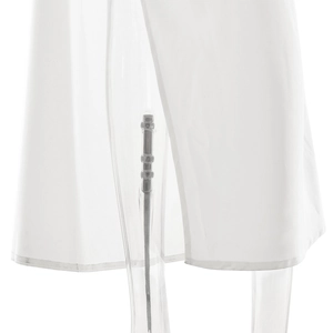 Detailaufnahme des eleganten hohen Seitenschlitzes und des weißen Kleidersaums