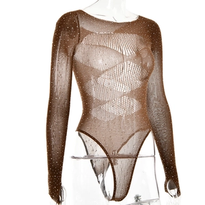 Détail d'un body en maille marron avec strass scintillants sur tissu long manche transparent