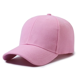 Dettaglio del cappellino da baseball in cotone rosa con visiera curva e struttura a sei pannelli