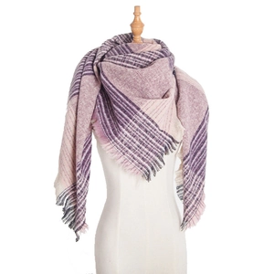 Damen-Dreieckstuch mit rosa-violettem Karomuster, Streifen und weichen Fransen am Rand