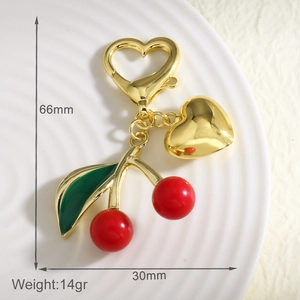 Vue détaillée d'un porte-clés cerise avec des dimensions de 66 mm de hauteur et 30 mm de largeur