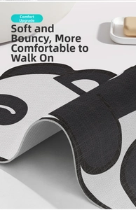 Vue rapprochée du tapis de bain flexible à motif de dessin animé noir et blanc