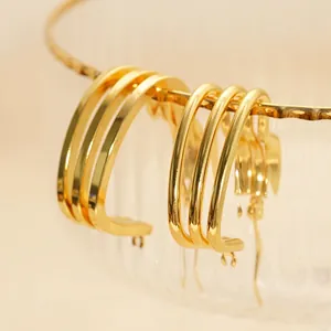 Élégantes boucles d'oreilles créoles triple couche plaquées or au fini poli pour femmes