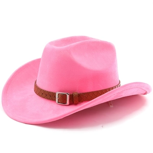 Détail du chapeau de cowboy rose en daim avec bande tressée brune et boucle en métal argenté