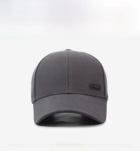 Detalle de la tela de sarga gris oscuro de la gorra con parche de logo lateral