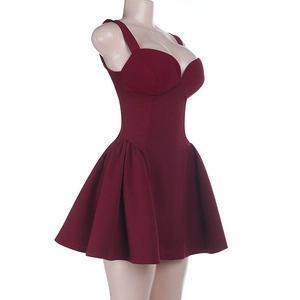 Détail de la robe trapèze rouge foncé montrant la texture tissée fine et le tissu structuré