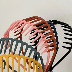 Detailed view of colorful matte plastic headbands with non-slip teeth in various trendy colors