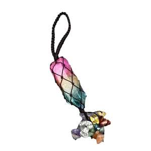 Pendentif de voiture fait main avec colonne de cristal arc-en-ciel et pierres colorées