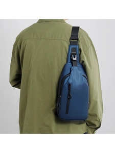Marineblaue Herren-Brusttasche mit mattem wasserfestem Finish und USB-Anschluss am Model