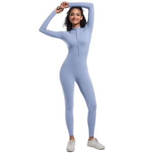 Détail d'une combinaison de fitness bleu clair avec demi-fermeture éclair et tissu élastique