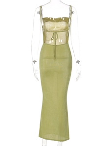 Détail du laçage croisé au dos d'une robe maxi en mesh vert olive pour femmes