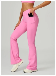 Détail de la taille en V croisé du pantalon de yoga montrant la poche latérale pratique
