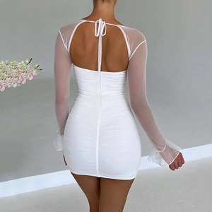 Schickes weißes rückenfreies Minikleid mit transparenten Ärmeln und geraffter Passform