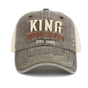 Dettaglio del ricamo 3D KING e visiera usurata sul cappello trucker mesh vintage