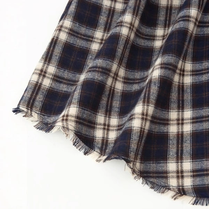 Robe à carreaux à col en V asymétrique avec motif bleu marine et bords à franges