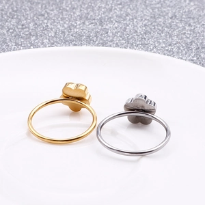 Minimalist flower-shaped zircon ring in gold and silver steel finish for women