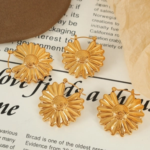 Fashionable 18K gold plated titanium steel pleated daisy earrings for women
