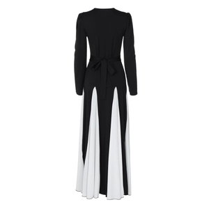 Détail du dos d'une robe bicolore noir et blanc avec une ceinture nouée à la taille