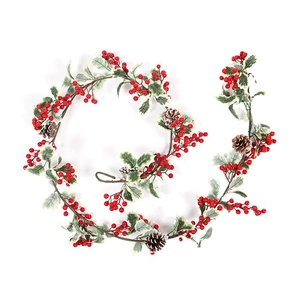 Guirlande de Noël artificielle avec baies rouges, pommes de pin et feuilles bordées de blanc
