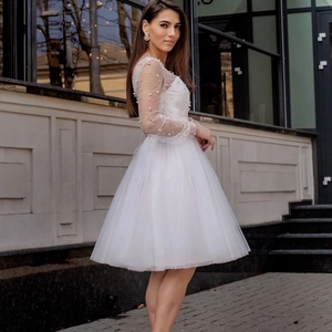 Robe de mariée courte en tulle blanc avec perles et manches longues voilées