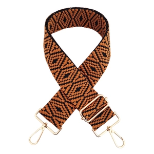 Détail d'une bandoulière tissée réglable avec jacquard orange et attaches en métal doré